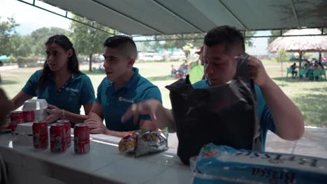 Los-Visitantes-Del-Parque-Reciben-Alimentos-Y-Bebidas