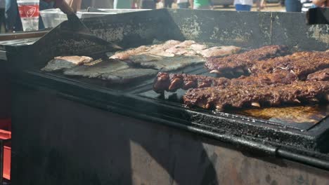 Der-Chefkoch-Wendet-Bei-Unserem-Festival-Vor-Der-Haustür-Saftige-Hähnchenbrust-Und-Rippchen-Auf-Dem-Heißen-Grill