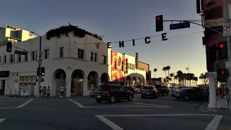 Cartel-De-Venecia-En-La-Esquina-De-Pacific-Ave---Windward-Ave-Con-Tráfico,-Durante-La-Puesta-De-Sol,-En-Los-Angeles,-California,-Estados-Unidos---Toma-Estática