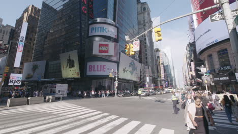 Plano-Amplio-De-Una-Concurrida-Intersección-En-El-Centro-De-Manhattan.