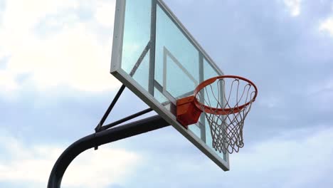 Un-Día-Nublado-Y-Lluvioso-Deja-El-Tablero-De-Baloncesto-Y-La-Red-Mojados-Y-Goteando-Agua