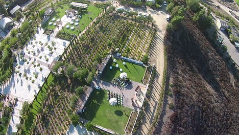 Drone-Aéreo-Sobrevolando-La-Bodega-Durante-La-Boda