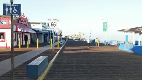 Gente-Caminando-En-El-Muelle-De-Santa-Mónica-En-Los-Ángeles.