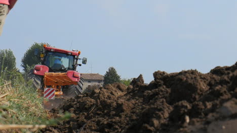 Aufnahme-Aus-Der-Furche,-Die-Der-Traktor-Beim-Pflügen-Des-Geländes-Hinterlassen-Hat