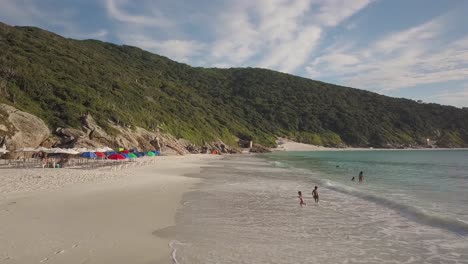 Drone-Vuela-Bajo-Sobre-Una-Playa-Exótica-En-Brasil