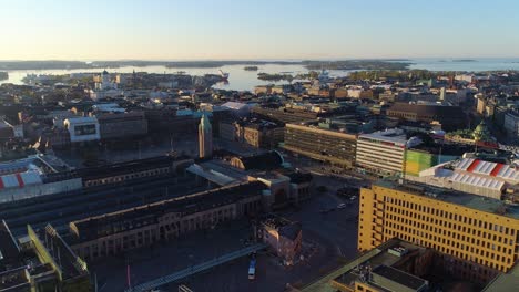 Vista-Aérea-De-La-Estación-Central-De-Trenes-En-Un-Soleado-Amanecer-De-Verano,-En-El-Centro-De-Helsinki,-Finlandia,-Levantamiento,-Disparo-De-Drones