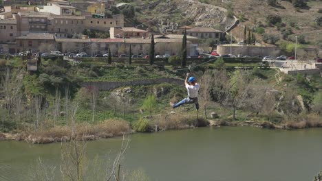 Vista-Ampliada-Del-Hombre-En-Tirolesa-Sobre-Un-Río.