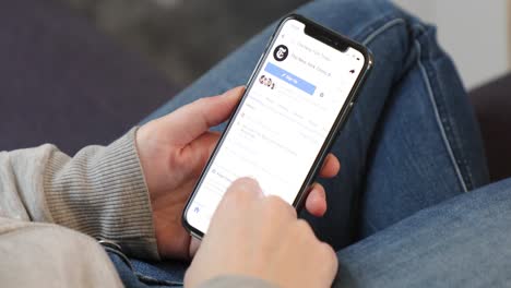 Mujer-Joven-Usando-La-Aplicación-De-Facebook-En-Un-IPhone-En-Un-Ambiente-Hogareño-Informal.