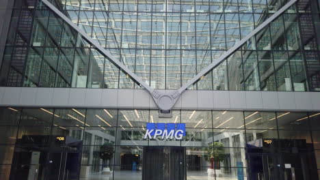 Imagen-Inclinada-De-La-Oficina-De-KPMG-En-El-Aeropuerto-De-Frankfurt.