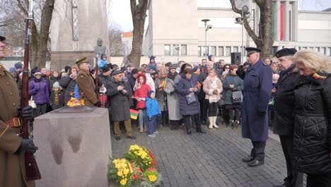 Pueblo-Homenaje-Muerto-En-El-Fuego-Eterno-Custodiado-Por-Soldados.