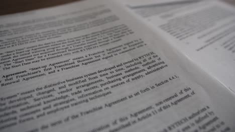 Primer-Plano-De-Un-Documento-De-Acuerdo-Contractual:-Seguimiento,-Toma-En-Cámara-Lenta