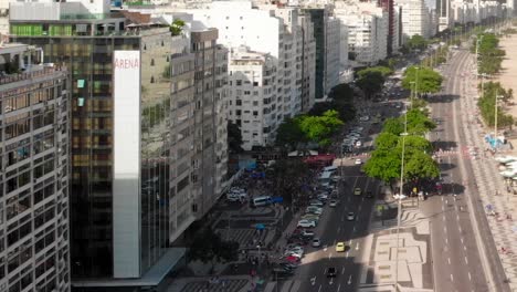 Famosa-Avenida-De-Río-De-Janeiro-Con-La-Playa-Exótica-Reflejada-En-Uno-De-Los-Edificios