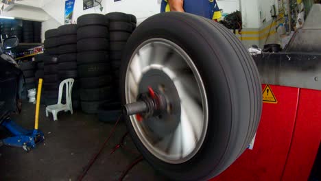 Equilibrio-De-Neumáticos-De-Coche-En-El-Taller.