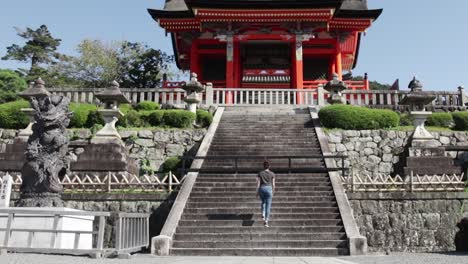 Schönes-Model-Mädchen,-Das-Die-Anfänge-Zur-Kiyumizudera-In-Kyoto,-Japan,-Hinaufgeht