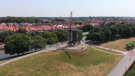 Órbita-Aérea-Descendente-Alrededor-Del-Tradicional-Molino-De-Viento-En-Brujas,-Bélgica