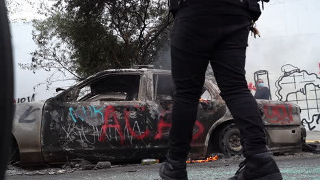 Coche-Destruido-En-Llamas-Durante-La-Protesta-De-Black-Lives-Matter-En-Los-Ángeles,-EE.UU.