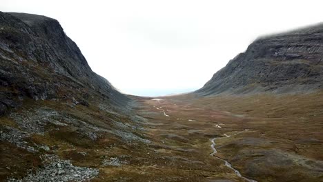 Getting-the-bird’s-eye-view-of-the-Storådörren-valley-in-the-Vålådalen-Nature-Reserve,-Sweden