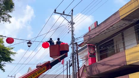 Arbeiter-In-Der-Wiege-Des-Hubwagens,-Um-Das-Elektrokabel-Zu-Reparieren