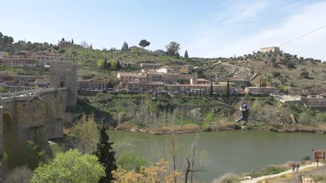 Hombre-En-Tirolesa-Sobre-El-Río-Tajo-En-El-Casco-Antiguo-De-Toledo-En-España