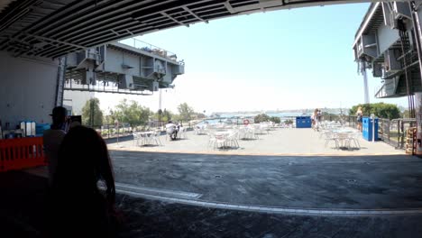 Turistas-Que-Entran-En-La-Cubierta-De-Vuelo-Del-USS-Midway-Museum-En-El-Centro-De-San-Diego.