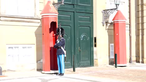 Königliche-Dänische-Garde-Vor-Dem-Schloss-Amalienborg,-Mit-Waffe-In-Der-Hand,-Totale-Aus-Der-Weite