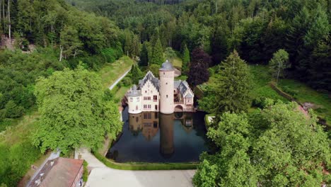 Dolly-Aéreo-Fuera-Del-Castillo-De-Mespelbrunn-En-Alemania