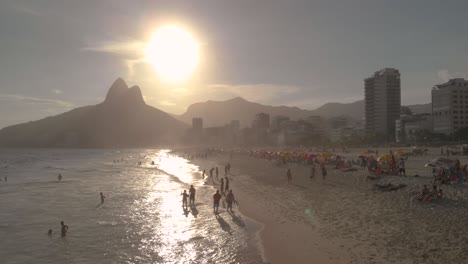 Drone-Vuela-Sobre-La-Playa-Brasileña-En-Río-De-Janeiro-Con-El-Pan-De-Azúcar-Al-Fondo