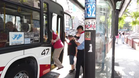 Argentinier-Steigen-In-Den-Autobus,-Den-öffentlichen-Stadtverkehr,-In-Südamerika-Ein