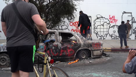 Coche-Demolido-En-Llamas-En-La-Calle-De-Los-Ángeles-En-La-Protesta-Black-Lives-Matter