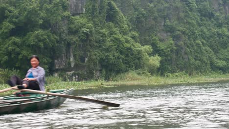 Groups-of-tourists-pass-by-on-small-boats-paddled-by-food