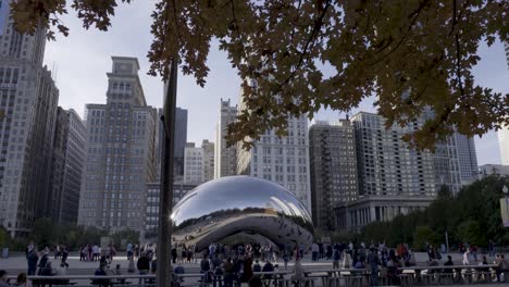 Autumn-view-of-the-Cloud-Gate-sculpture-at-Millennium-Park-with-Chicago's-skyline