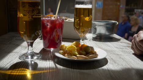 Barra-De-Mesa-Con-Dos-Cervezas-Y-Un-Vino-Tinto-Dulce,-Tinto-De-Verano.