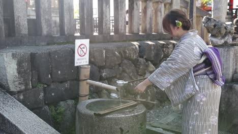 Japanische-Geisha-Wäscht-Die-Hand-Im-Tempel