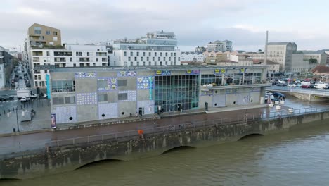 Edificio-Del-Museo-Infantil-De-Ciencias-Cap-En-Las-Orillas-Del-Río-Garona,-Toma-Aérea-A-La-Izquierda