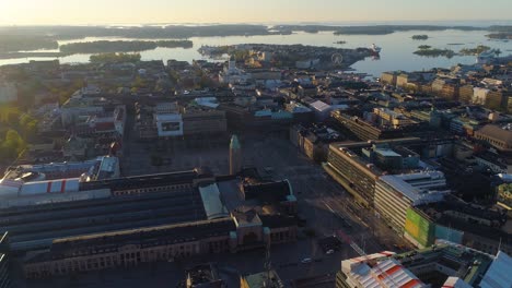 Vista-Aérea-Alrededor-De-La-Estación-Central-De-Trenes-En-Una-Soleada-Mañana-De-Verano,-Amanecer,-En-El-Centro-De-Helsinki,-Finlandia,-órbita,-Disparo-De-Drones