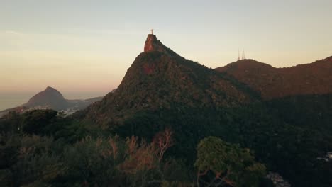 Drohne-Fliegt-über-Dem-Tropischen-Wald-Und-In-Richtung-Der-Christus-Erlöser-Statue-In-Rio-De-Janeiro