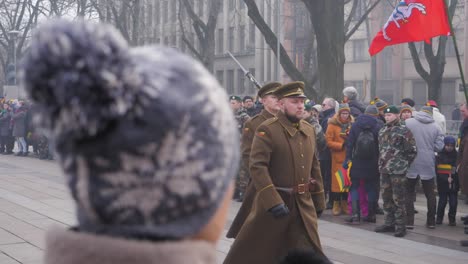 Drei-Soldaten-Marschieren,-Um-Das-Ewige-Feuer-Zu-Bewachen