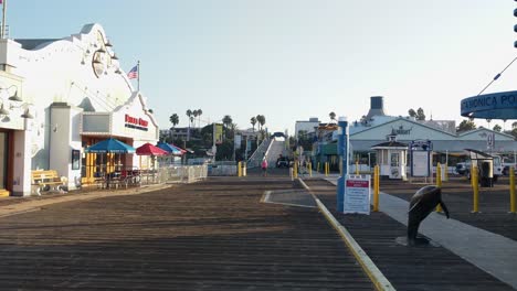 Statische-Handaufnahme-Von-Menschen,-Die-Nach-Der-Wiedereröffnung-Aufgrund-Von-Covid-19-Am-Eingang-Des-Santa-Monica-Pier-In-Los-Angeles-Entlanggehen