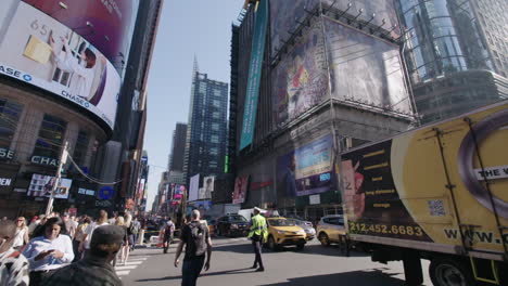 Amplia-Panorámica-Lenta-A-La-Derecha-De-Una-Concurrida-Intersección-En-Cámara-Lenta-En-El-Centro-De-Manhattan