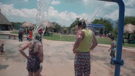 Ducha-De-Parque-Acuático-En-Cámara-Lenta