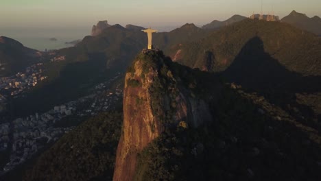 Inclinación-Aérea-De-Drones-De-Cristo-Redentor-En-Río-De-Janeiro.