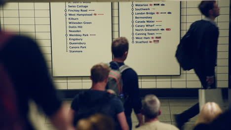 Viajeros-Corriendo-Por-Las-Escaleras-De-La-Estación-De-Metro-De-Londres,-Reino-Unido---Toma-En-Cámara-Lenta-En-ángulo-Alto