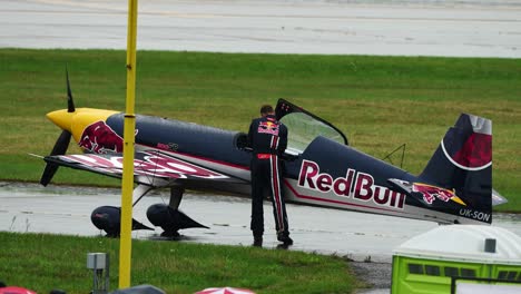 Redbull-Flugzeug-Profipilot-überprüft-Cockpit,-Während-Er-Auf-Der-Flughafenrampe-Geparkt-Ist