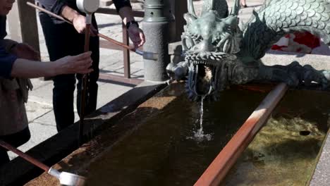 Japaner-Waschen-Sich-In-Einem-Buddhistischen-Tempel-Die-Hände