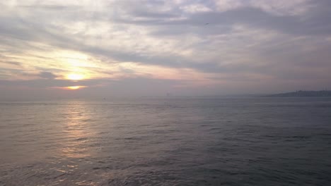 Estambul-Turquía,-Vista-Aérea-De-La-Muralla-Del-Muelle,-Faro-Y-Gente-Viendo-La-Puesta-De-Sol-Y-Pescando-En-El-Mar-De-Mármara