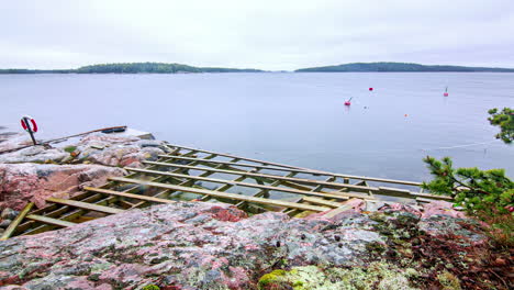 Zeitraffer-Von-Arbeitern-Beim-Bau-Einer-Terrasse-Auf-Einer-Klippe-Am-Meer,-Bewölkter-Und-Regnerischer-Tag