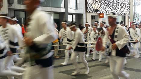 Beim-Danjiri-Matsuri-Festival-Ziehen-Traditionell-Gekleidete-Japaner-Einen-Festwagen-Durch-Die-Straße