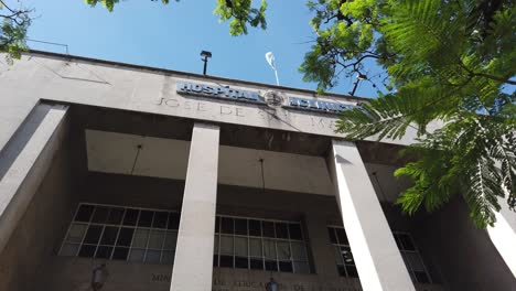 Hospital-De-Clínicas-Salud-Pública-Universidad-Médica-Edificio-Entrada-Fachada-Horizonte