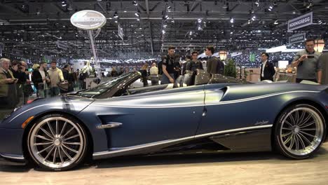 Genf,-Schweiz:-Mittlere-Aufnahme-Eines-Blauen-Pagani-Huayra-Roadsters,-Autosalon-Genfer-Autosalon,-Schweiz