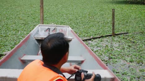 Fotógrafo-Asiático-Prepara-Cámara-Para-Tomar-Fotografías-De-Vida-Silvestre